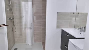 Shower, hair dryer, towels, shampoo