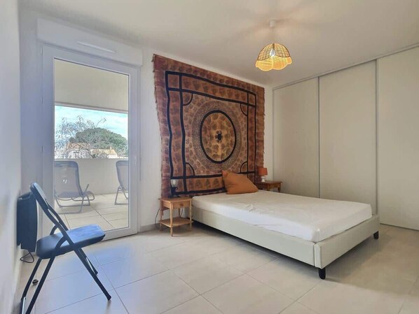 2 bedrooms, iron/ironing board, WiFi