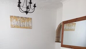 Living area - Portsmouth Coastal Cottage Retreat (Portsmouth)