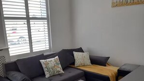 Living area - Portsmouth Coastal Cottage Retreat (Portsmouth)