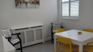 Dining - Portsmouth Coastal Cottage Retreat (Portsmouth)