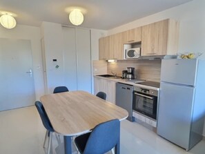 Fridge, microwave, oven, stovetop - 150 m from the beach – Charming apartment (Vias)