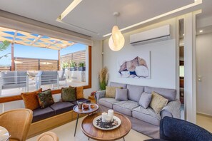 Una Smart TV, un futbolín, una mesa de tenis de mesa