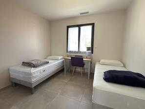 4 bedrooms, iron/ironing board, WiFi