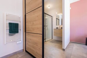 Shower, free toiletries, towels