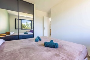 4 bedrooms, iron/ironing board, WiFi