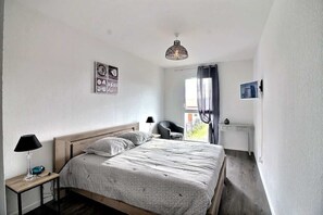 4 bedrooms, iron/ironing board, WiFi