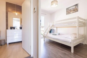 4 bedrooms, iron/ironing board, WiFi