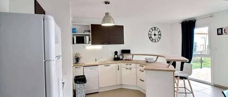 Kylskåp, mikrovågsugn, ugn och spishäll