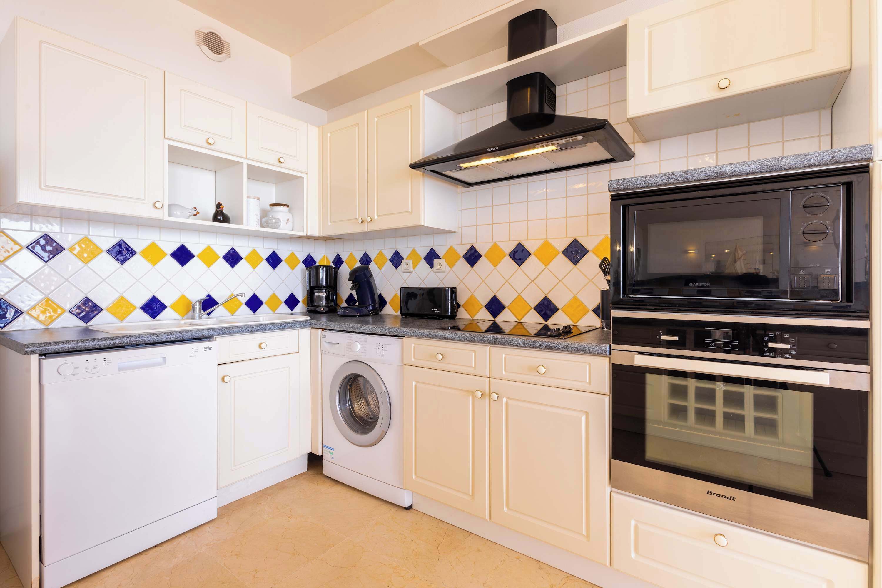 Køleskab, mikrobølgeovn, ovn, kogeplade