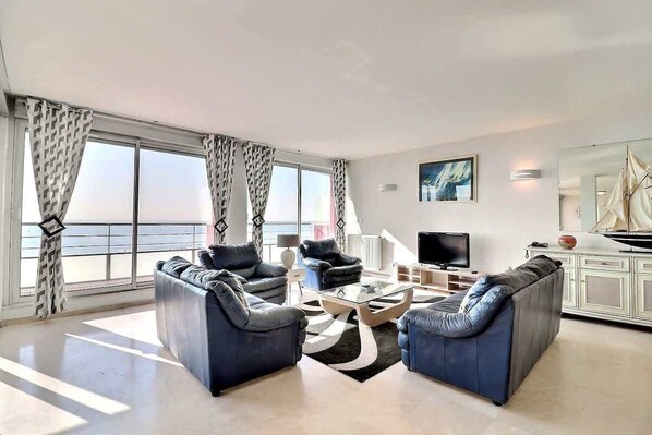 TV - Spacious Apartment with Panoramic View (Valras-Plage)