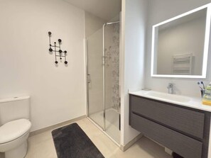 Dusche, Haartrockner, Handtücher