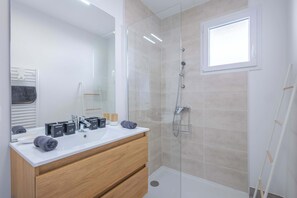 Dusche, Haartrockner, Handtücher