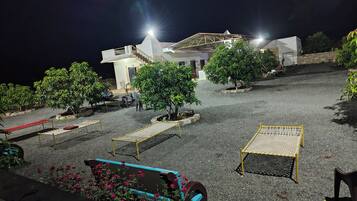 Deluxe Single Room, Balcony, Garden View | Living area