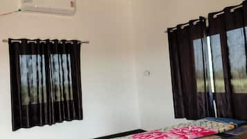Deluxe Single Room, Balcony, Garden View | Desk