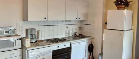 Réfrigérateur, micro-ondes, four, plaque de cuisson