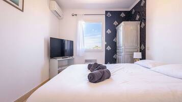 3 bedrooms, iron/ironing board, WiFi, bed sheets