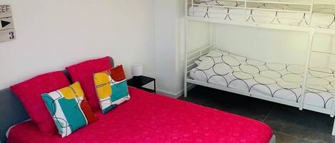 2 habitaciones, tabla de planchar con plancha, wifi y ropa de cama