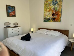 2 室のベッドルーム、アイロン / アイロン台、WiFi、ベッドシーツ