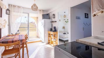 10 bedrooms, WiFi, bed sheets