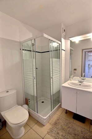 Shower, towels