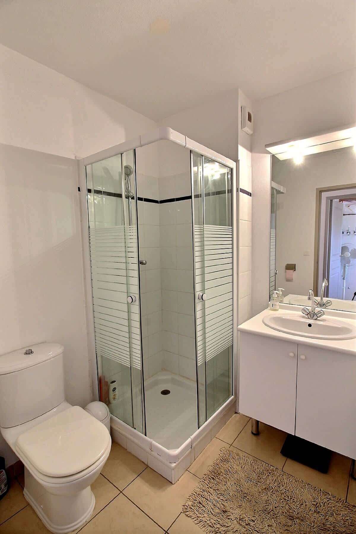 Douche, serviettes fournies, shampoing