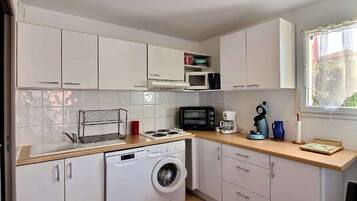 Een koelkast, een microgolfoven, een oven, een kookplaat