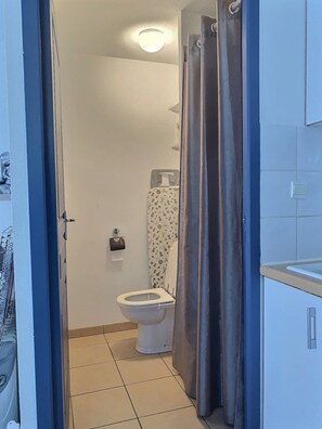 Shower, towels