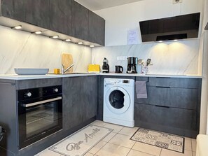 Kühlschrank, Mikrowelle, Ofen, Herdplatte