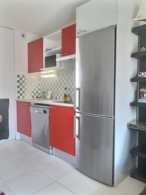 Jääkaappi, mikroaaltouuni, uuni, liesi