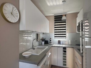 雪櫃、微波爐、焗爐、爐具