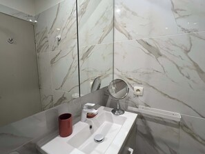 Douche, sèche-cheveux, serviettes fournies