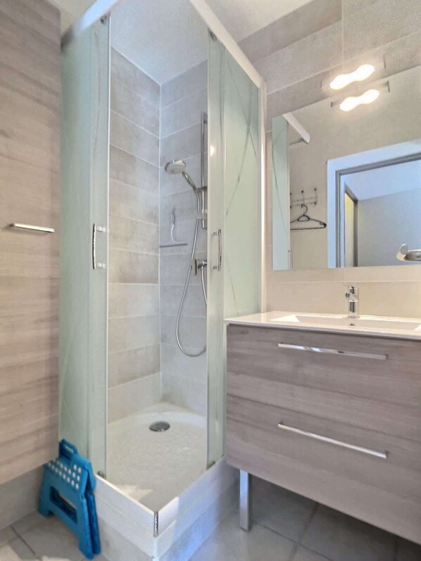 Shower, free toiletries, towels