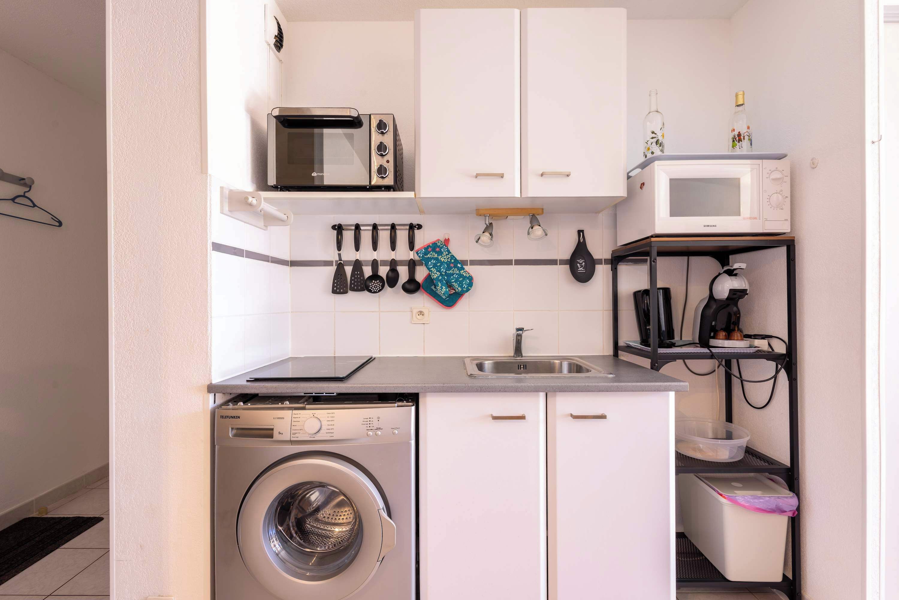 Wasserkocher mit Kaffee-/Teezubehör, Kühlschrank, Mikrowelle, Ofen