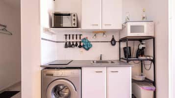 Wasserkocher mit Kaffee-/Teezubehör, Kühlschrank, Mikrowelle, Ofen