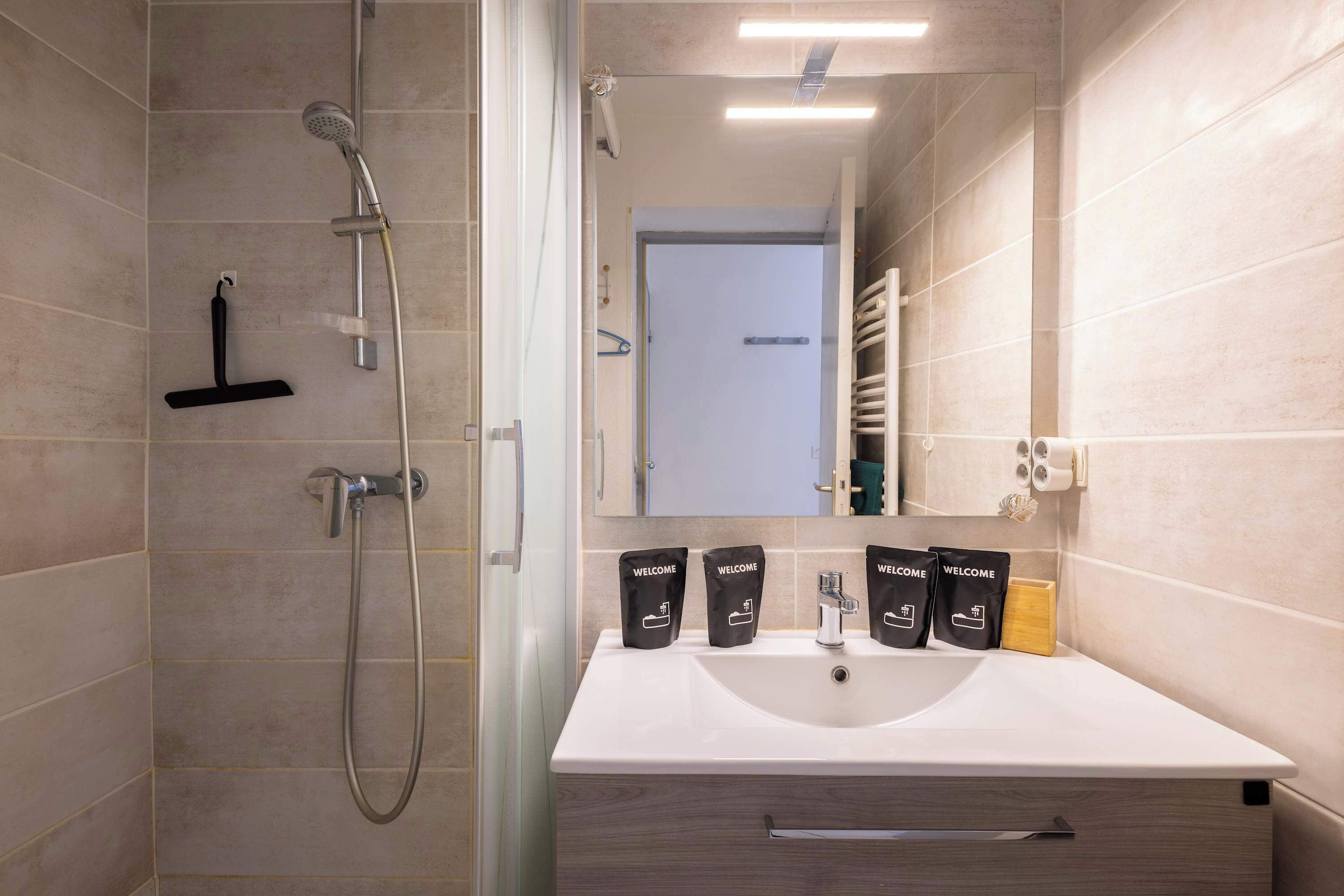 Shower, free toiletries, towels, shampoo