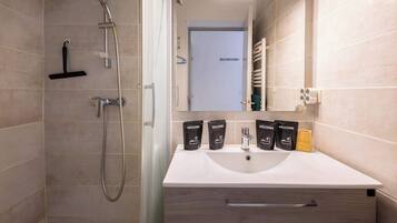 Shower, free toiletries, towels, shampoo