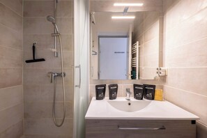 Shower, free toiletries, towels - Le Clos Marin – Beautiful Flat in Secure Residence (Valras-Plage)