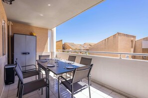 Outdoor dining - Le Clos Marin – Beautiful Flat in Secure Residence (Valras-Plage)
