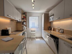 Fridge, oven, stovetop, dishwasher