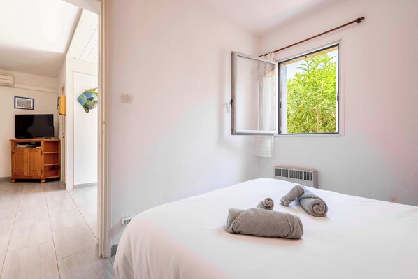 2 bedrooms, iron/ironing board, WiFi, bed sheets