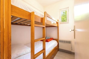 2 habitaciones, tabla de planchar con plancha, wifi y ropa de cama