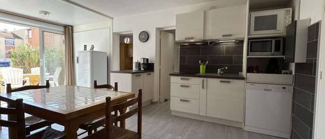 Kylskåp, mikrovågsugn, ugn och spishäll