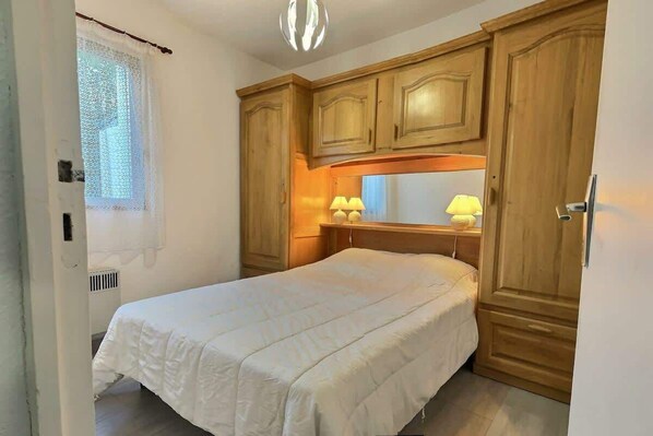 2 bedrooms, iron/ironing board, WiFi, bed sheets