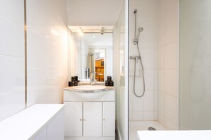 Shower, towels