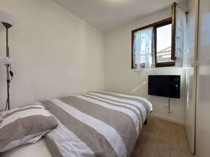 3 chambres, fer et planche à repasser, Wi-Fi, draps fournis