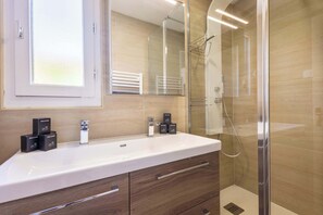 Douche, sèche-cheveux, serviettes fournies