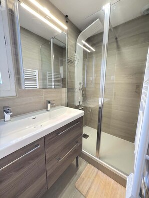 シャワー、ヘアドライヤー、タオル