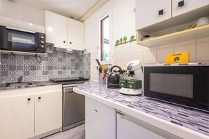 Réfrigérateur, micro-ondes, four, plaque de cuisson