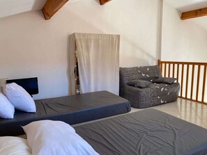 2 bedrooms, iron/ironing board, bed sheets